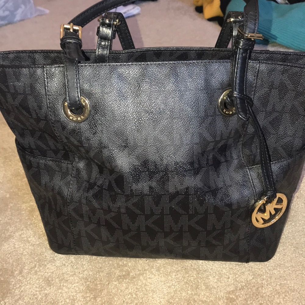Michael Kors purse 😍😍💕 black with gold hardware